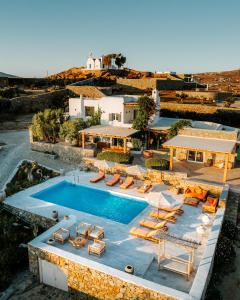 eine Luftaufnahme eines Resorts mit Swimmingpool in der Unterkunft Villa Zina Sunset View St Lazaros 7 plus 1 Bedroom in Psarrou