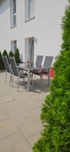 a table and chairs sitting in front of a building at Ferienwohnung Land Leben in Ziertheim