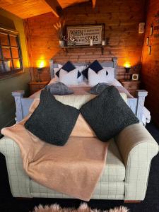 Postel nebo postele na pokoji v ubytování Secret & Secluded Sedlescombe