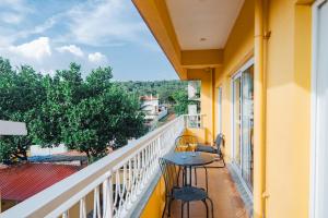 坎多林Lush View 2BHK Apartments in Candolim的阳台配有桌椅。