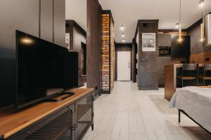 Televiisor ja/või meelelahutuskeskus majutusasutuses Walońska 19 - Luxury Loft Apartment - siłownia, sauna, self-check in - Fair Rentals