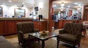 Kuchyň nebo kuchyňský kout v ubytování Airport Inn