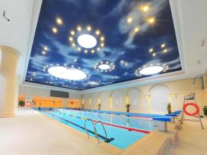 Bazén v ubytování Hangzhou Huachen Fengting Hotel nebo v jeho okolí