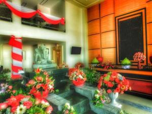 une pièce avec des fleurs et une statue dans un bâtiment dans l'établissement V Boutique Hotel @ Koh Pich, à Phnom Penh 71 autres photos