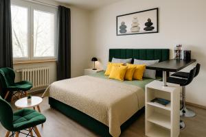 a bedroom with a green bed and two green chairs at Výchozí bod pro saské Švýcarsko, pet friendly, Děčínský moderní apartmán in Děčín