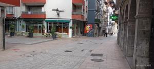 eine leere Stadtstraße mit Menschen, die auf dem Bürgersteig gehen. in der Unterkunft Zuhaitz Azpeitia entre Loyola y el mar in Azpeitia