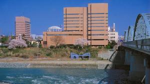 Výhled na řeku, která protéká v blízkosti hotelu