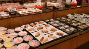 Una vitrina con muchos tipos diferentes de pasteles. en Centia Hotel Naito, en Nishikichō 128 fotos más