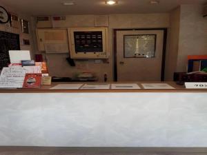 een aanrecht in een keuken met een deur en een aanrecht bij Sento Otani Hotel in Toyooka