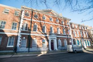 un edificio de ladrillo rojo con un coche aparcado delante de él en Safestay York Micklegate, en York