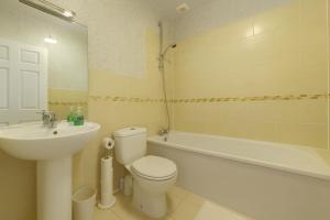 Sidemersey Livings - Spacious Loft for bigger groups - Very Central and Cosy في ليفربول: حمام مع مرحاض ومغسلة وحوض استحمام +25 صورة