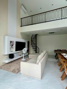 TV a/nebo společenská místnost v ubytování Jasmine Pool Villa