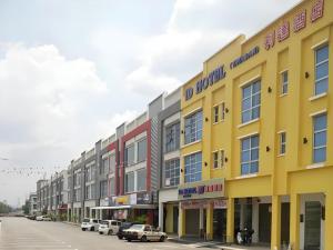 una fila de edificios en una calle con coches aparcados en ID Hotel Yayasan, en Buluh Kasap