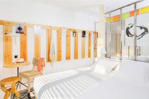 a bedroom with a bed and a table and a chair at Ha(a)ïtza in Pyla-sur-Mer
