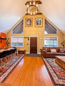 Afbeelding uit fotogalerij van Moki Pines Chalet - Stylish Stay Among the Pines in Flagstaff +21 foto's