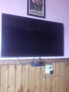 TV a/nebo společenská místnost v ubytování Surbhi Homestay