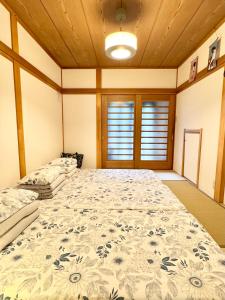 a bedroom with a large bed in a room at 横浜中華街,元町,山手エリア観光に最適,静かで62平米快適な一軒家,鎌倉へも好アクセス! in Yokohama