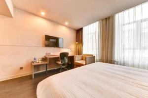 Una televisión o centro de entretenimiento en Jinjiang Inn Select Harbin Zhongyang Street Pedestrian Street Airport Bus Station