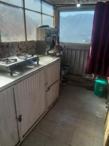 Kuchyň nebo kuchyňský kout v ubytování Surbhi Homestay