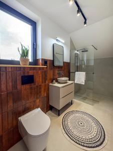 Un baño con inodoro, lavabo y ducha. en Żurawia Kraina,  42 fotos más