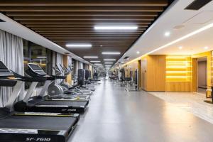 肇慶市にあるLonguu Hotel Zhaoqingのトレッドミルやマシンが並ぶジム