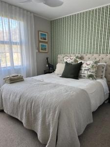 Ένα ή περισσότερα κρεβάτια σε δωμάτιο στο Omara-more