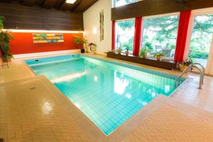 ein großer Pool in einem Haus in der Unterkunft Garni - Hotel Rinner Julia in Latsch