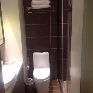 ein Badezimmer mit Toilette und Waschbecken sowie Handtüchern in der Unterkunft IU Hotels·Anshun Nanma Square in Anshun + 98 Fotos