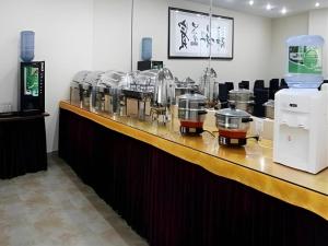 a bar with a counter with many machines on it at GreenTree Inn Rizhao Train Station in Rizhao