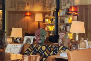 a table with a mask sitting on top of it at Ha(a)ïtza in Pyla-sur-Mer