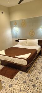 马哈巴利普拉姆MK Beach day的房间里有一张大床的卧室