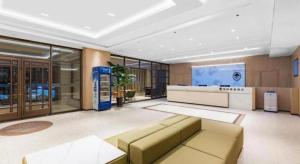 BazhouにあるGreenTree Inn Hebei Langfang Bazhou Railway Station West Yingbin Road Express Hotelの広いリビングルーム(ソファ付)、キッチンが備わります。