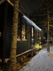 Santa Elves Cabin v zimě + 24 fotografií