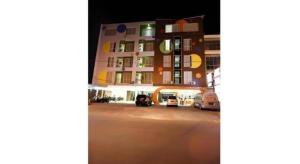 een gebouw 's nachts met auto's geparkeerd voor het bij Tab Hotel Surabaya in Surabaya