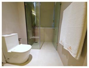 une salle de bain avec toilettes et douche en verre dans l'établissement Te Dalu Resort & Spa, à Ella