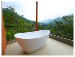 d'une baignoire devant une fenêtre avec vue. dans l'établissement Te Dalu Resort & Spa, à Ella