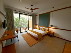 une chambre avec un lit et une grande fenêtre dans l'établissement Te Dalu Resort & Spa, à Ella