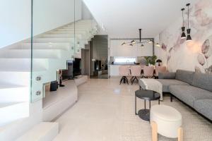 una sala de estar con un sofá y una mesa en Villa Axia Šibenik, en Šibenik