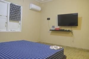 TV a/nebo společenská místnost v ubytování Arwana Inn