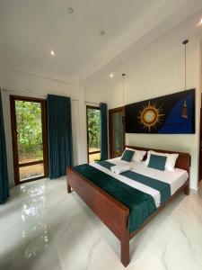 Un dormitorio con una cama grande en una habitación con ventanas. en Sigiriya Hotel and Resort, en Sigiriya 30 fotos más