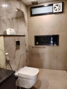 Un baño de Luxurious 4BHK for Elderly Tourists Medical Tourists and Persons with Enhanced Needs Dwarka Sector 12