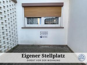 ein Fenster an einem weißen Gebäude mit einem Schild in der Unterkunft Apartment Karin - Modern ausgestattet und ideal für Gruppen bis 6 Personen und Hund, egal ob Familie, Kollegen oder Freunde, 85qm mit Terasse und eigenem Stellplatz in Riegelsberg