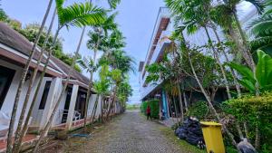 een straat met palmbomen naast gebouwen bij Baan Phu Chalong Place in Ban Suan +16 foto's