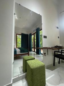 espejo grande en una habitación con dormitorio en Sigiriya Hotel and Resort, en Sigiriya