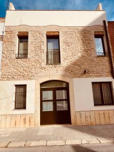 un edificio de ladrillo con puerta y ventanas en Casa Anguila, en Amposta 23 fotos más