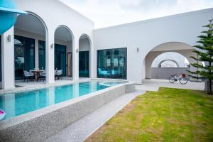 an external view of a house with a swimming pool at Triple P พูลวิลล่า ชะอำ in Ban Bo Prakhon