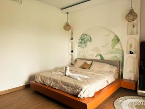 ein Schlafzimmer mit einem Bett, auf dem ein Hund liegt in der Unterkunft LaVella Villa Jogjakarta kolam renang pribadi in Godean + 22 Fotos