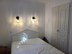 - une chambre avec un lit et deux lumières sur le mur dans l'établissement Le Papyrus -T2 Domaine Pierres et Vacances "Les Restanques du golf de Saint Tropez" à Grimaud, à Grimaud 19 autres photos