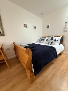 ein Schlafzimmer mit einem großen Bett mit schwarzen und weißen Kissen in der Unterkunft The Apple Tree in Chestfield