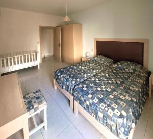 斯塔里斯4S Beach Superior Apartments的一间卧室配有一张带蓝色棉被的大床